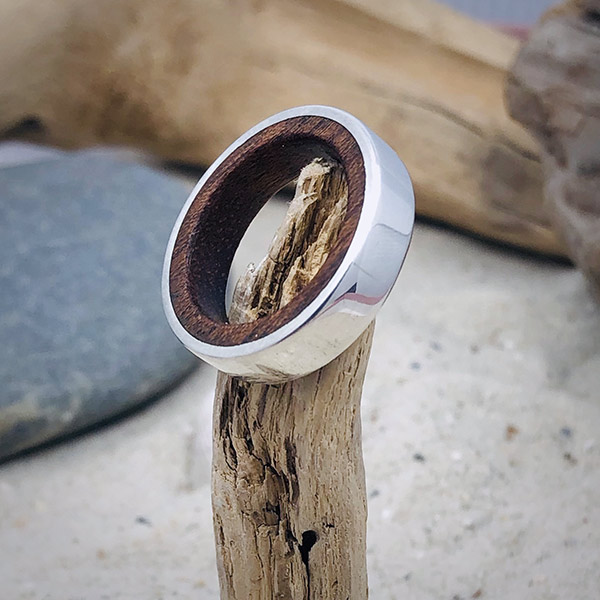 Ring mit Holz glänzend