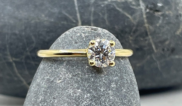 Goldschmiede Schmuckdesign Verlobungsring, auch Antragsring zur Verlobung | für Lübbecke, Minden, Petershagen, Rinteln, Bad Oeynhausen, Herford, Lippstadt, Höxster, Melle, Osnabrück, Bielefeld, Rahden oder auch aus Münster. Nordrhein-Westfalen.